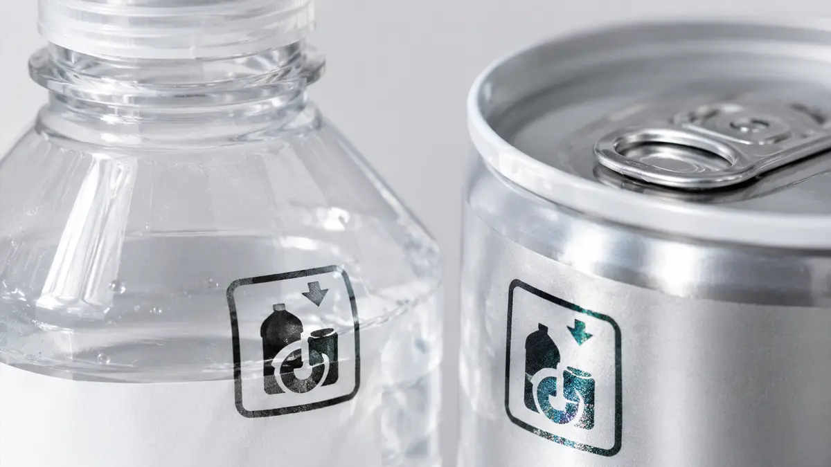 Makroaufnahme des Pfandzeichens auf einer Flasche mit schimmernder Sicherheitsfarbe